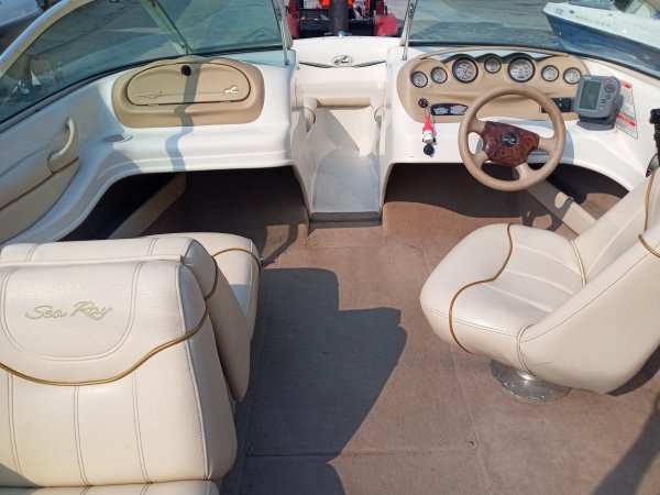 18ft 2001 Searay $15,200 18ft 2001 Searay $15,200