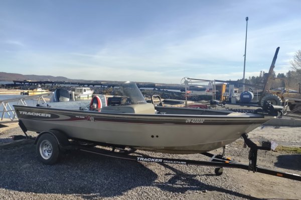 17' Tracker V17 Fishing Boat