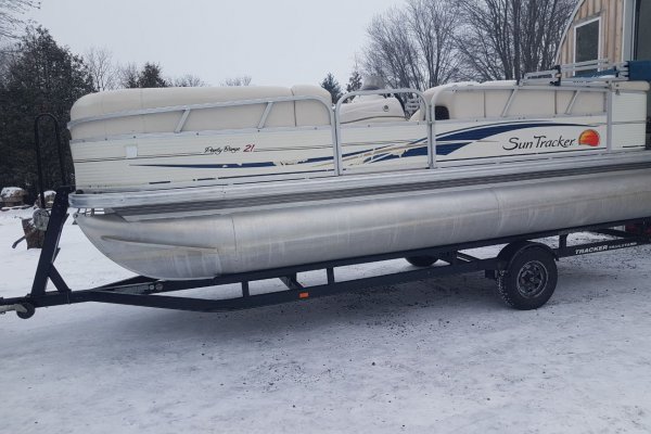 21' Sun Tracker Party Barge