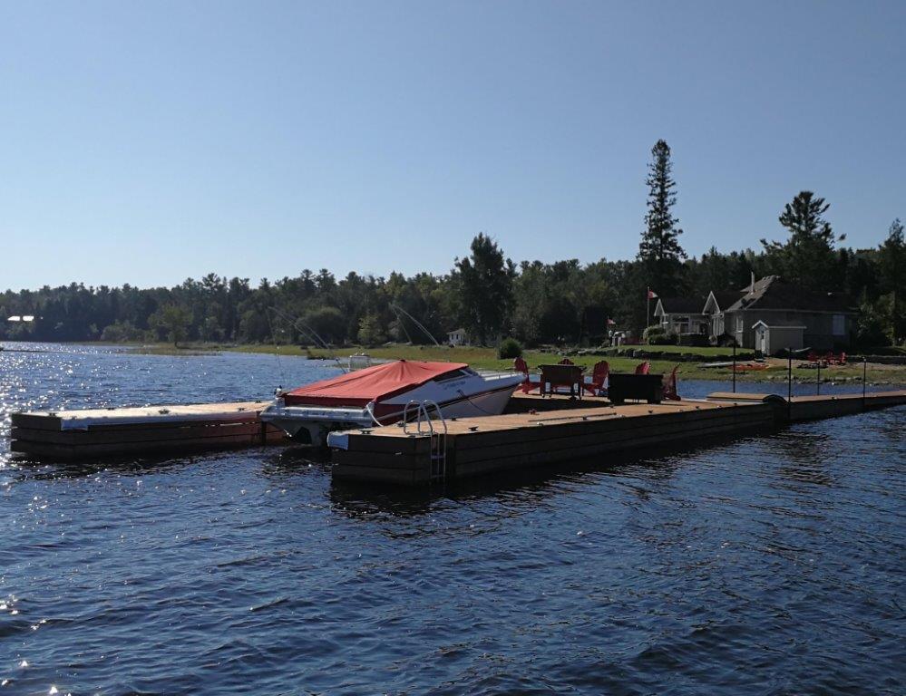 Floating dock with integrated lift