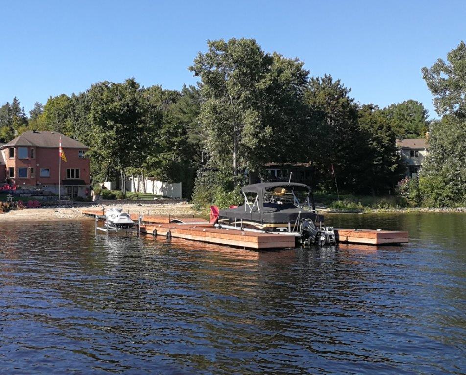 U-shaped floating dock on the Ottawa River